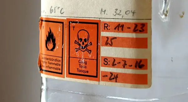 Warnaufkleber auf Behälter für Gefahrstoffe