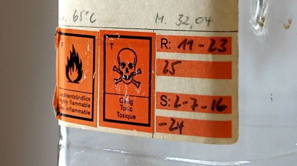 Warnaufkleber auf Behälter für Gefahrstoffe