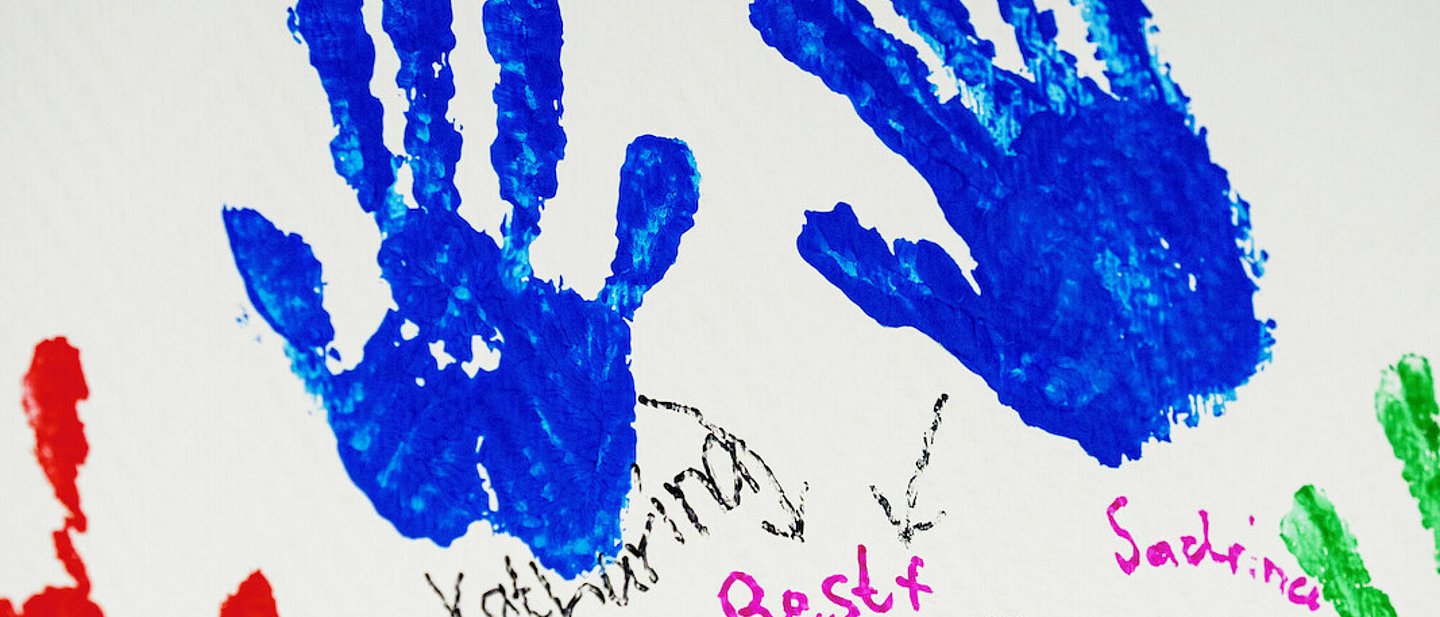 Bunte Handabdrücke auf Papier
