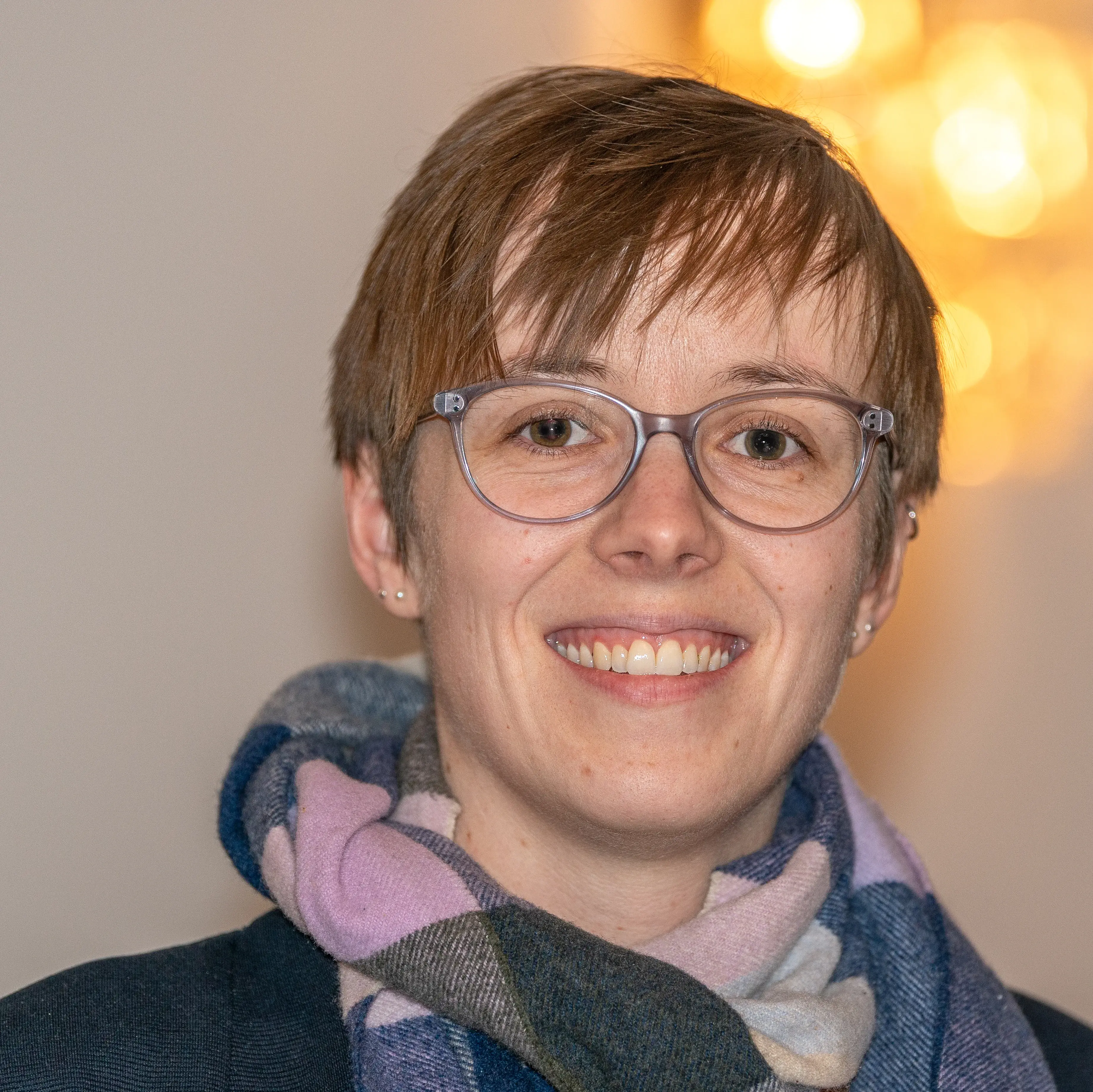 Portrait von Nathali Sachitzki vor einem hellen Hintergrund