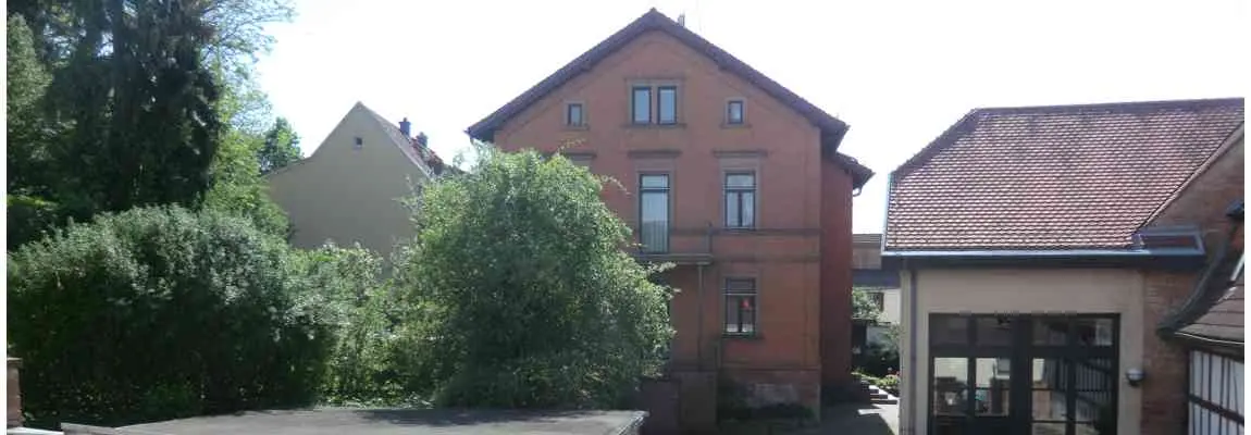 Das Bild zeigt das Gemeinde- und Pfarrhaus in Schaafheim.