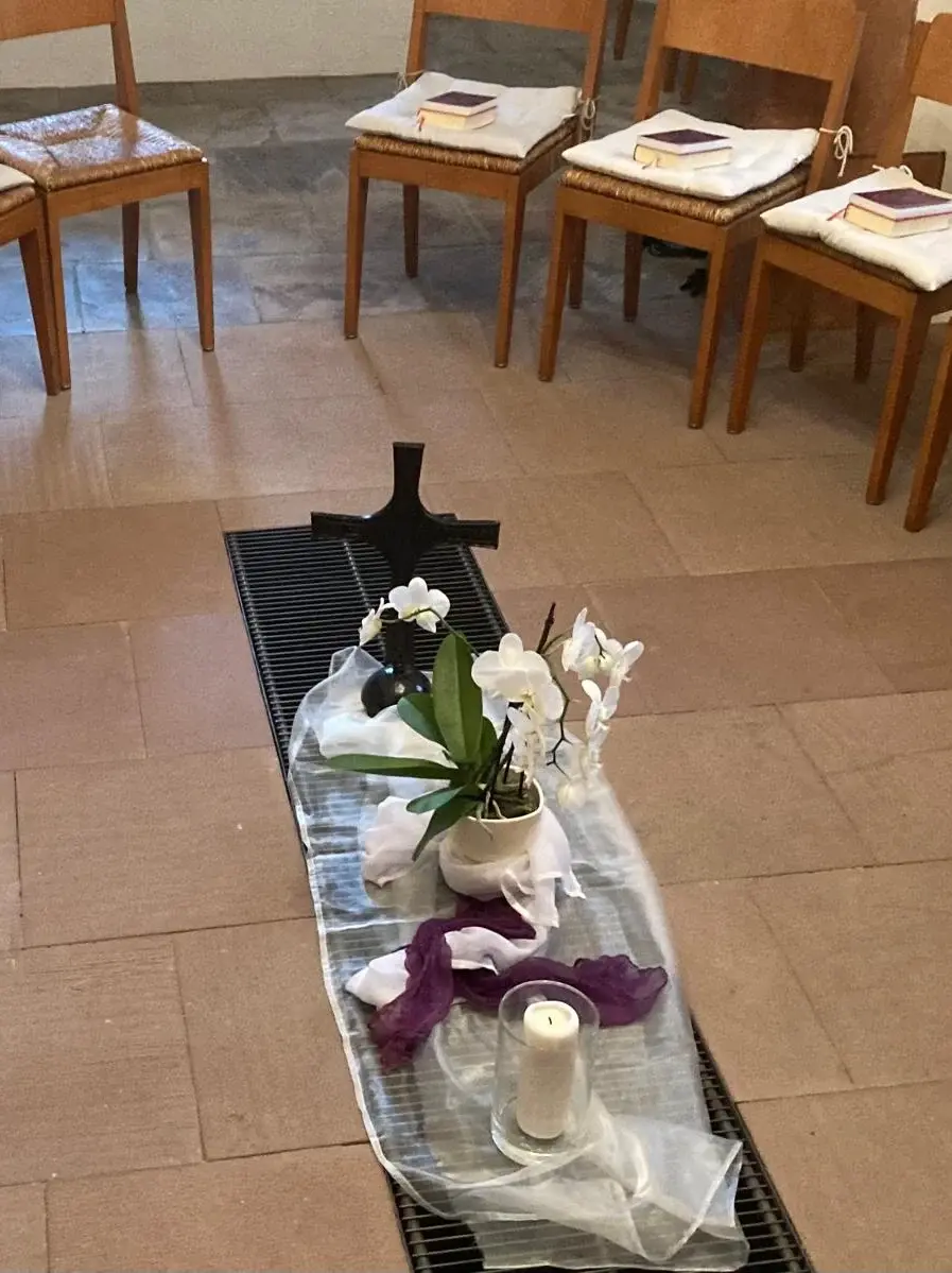 Andacht zur Stille in der Apsis