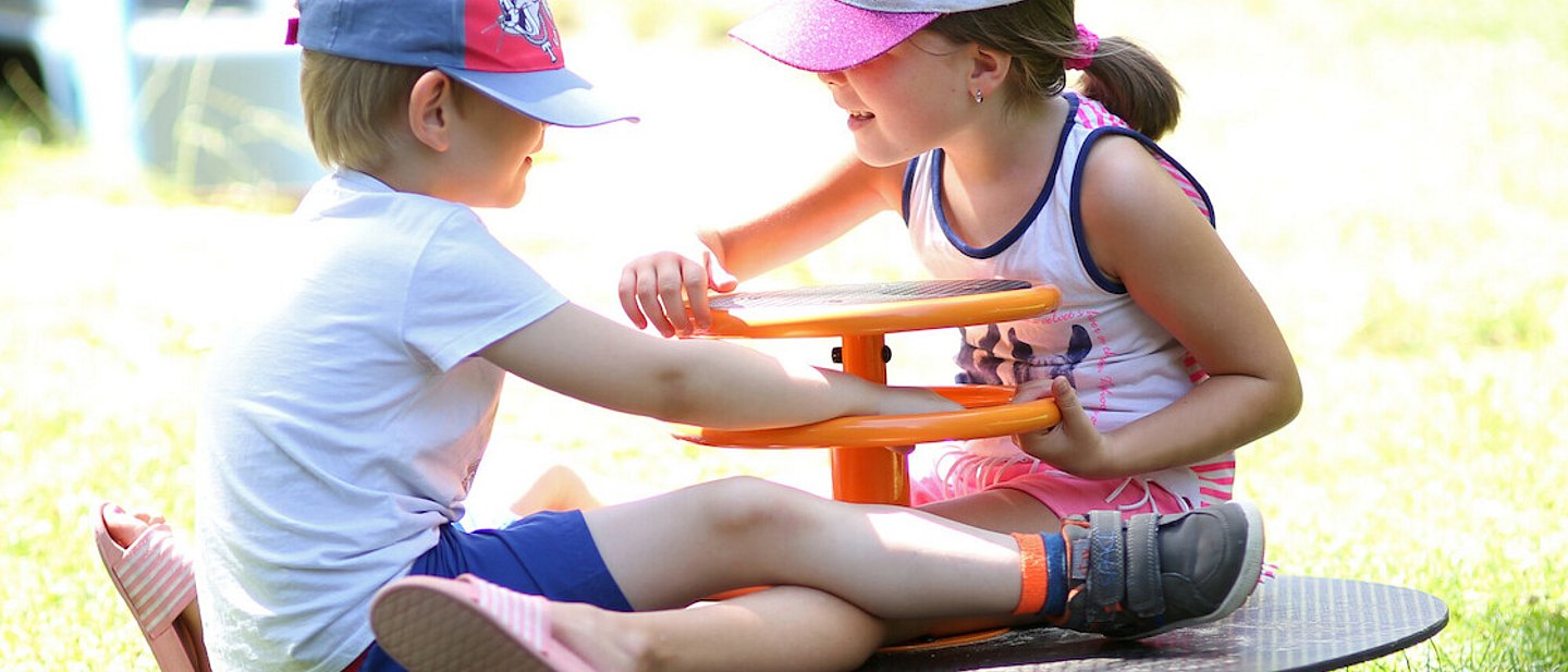 Garten der KiTa mit Kletter- und Spielgeräten