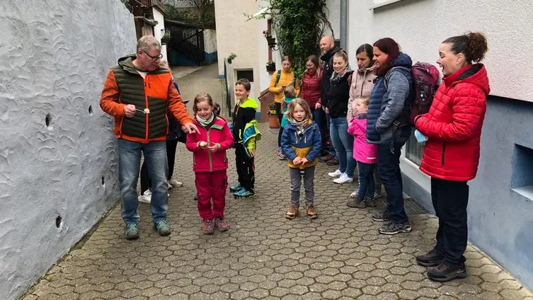 Das Foto zeigt eine gemeindame Aktivität der Eltern, Kinder und Erzieher des Haus des Kindes während des Familienausfluges!