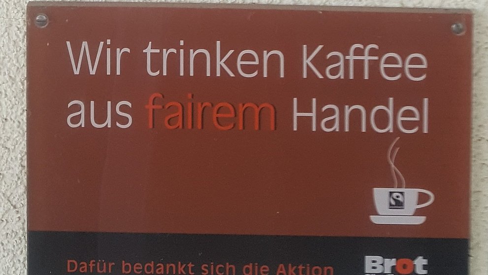 Schild "Wir trinken Kaffee aus fairem Handel"
