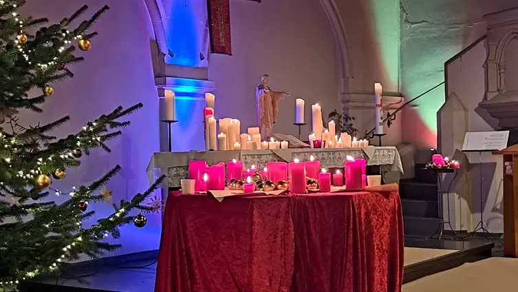 Das Foto zeigt Impressionen des Adventsmarktes rund um die Markuskirche am 1. Advent 2024 und die anschließende Lichterandacht.