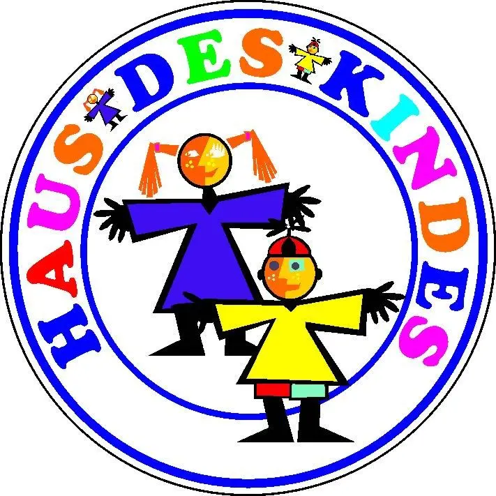 Das Logo zeigt zwei bunte Kinderskizzen umrahmt vom Schriftzug Haus des Kindes.