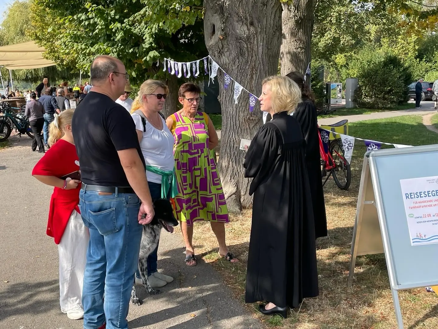 Pfarrerin Jennifer Bücher im Gespräch mit Reisenden