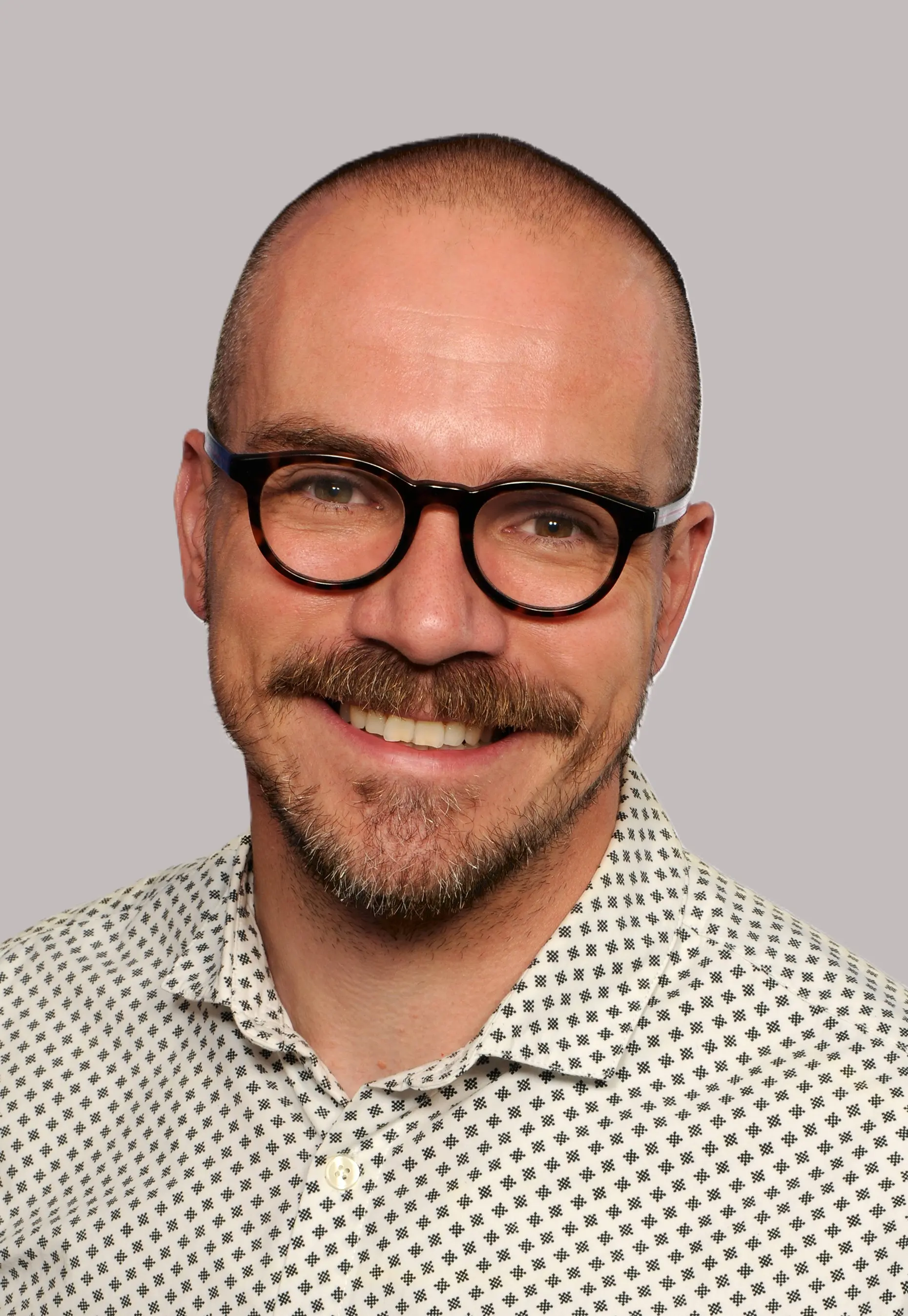 Portrait von Tobias Krohmer vor einem hellgrauen Hintergrund