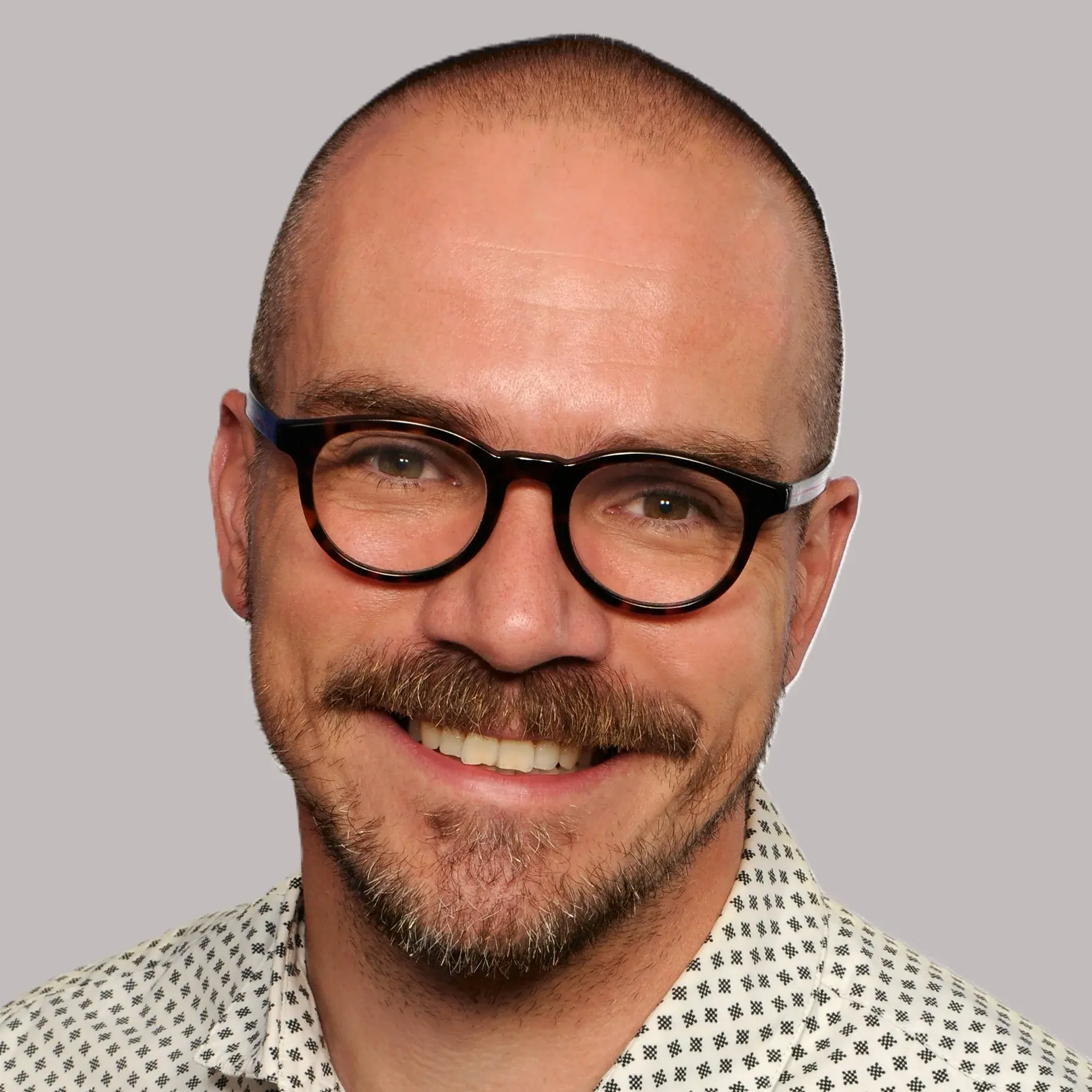 Portrait von Tobias Krohmer vor einem hellgrauen Hintergrund