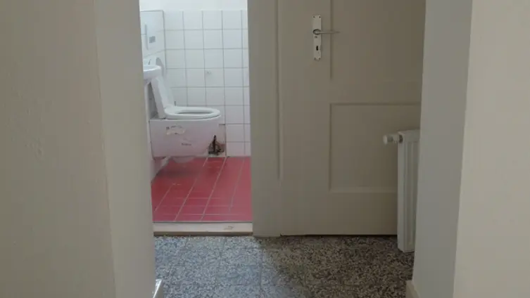 Flur und Bad im Erdgeschoss nach der Renovierung