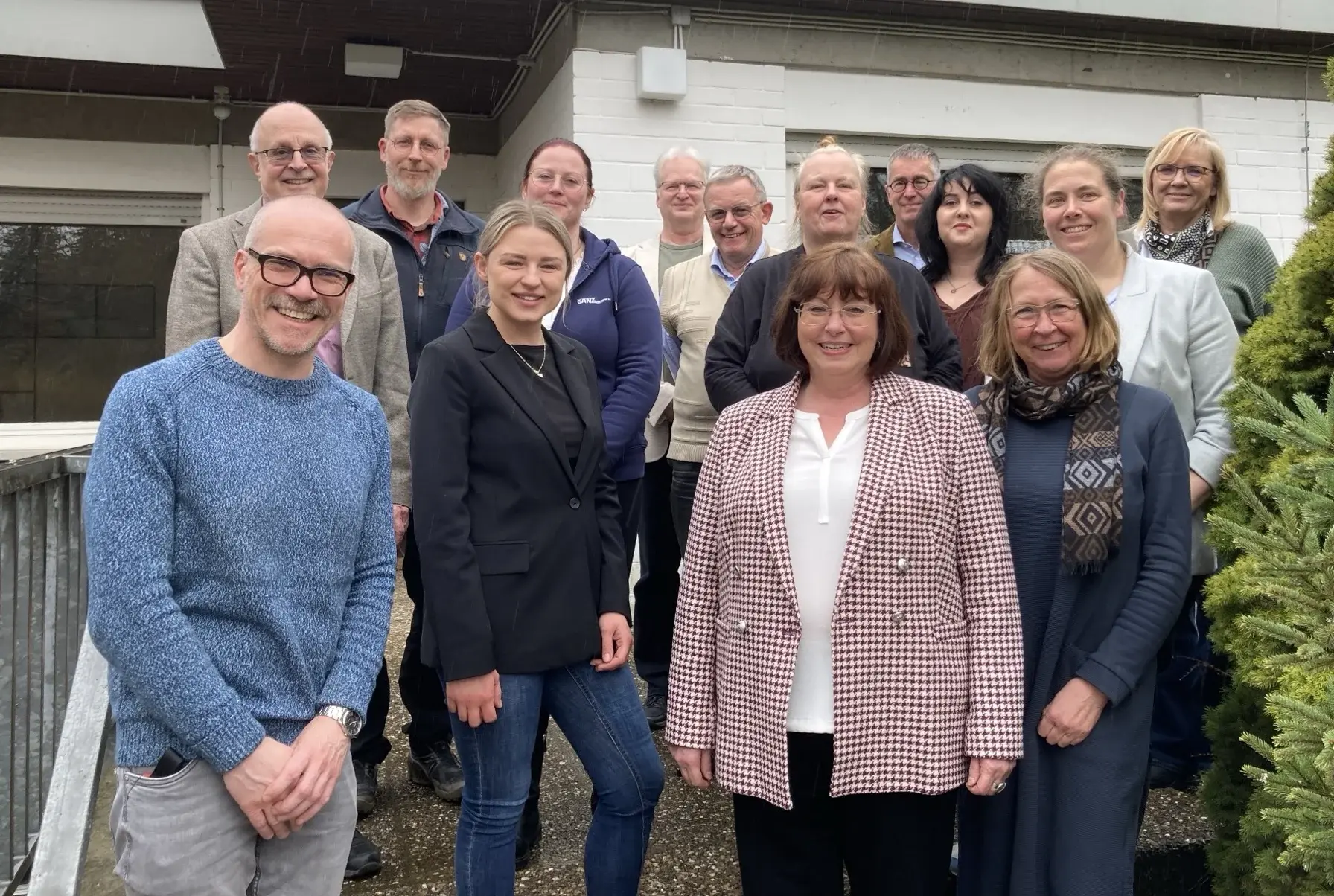 Gruppenbild bei der Gründung einer Regionalen Arbeitsgemeinschaft von Kirche und Diakonie im Hochtaunuskreis. Zu sehen sind: Hinten stehend (von links): Michael Tönges-Braungart, Ralf Dreher, Nicole Ingrisch, Jörg Marwitz, Jürgen Gros, Martina Radgen, Dr. Detlef Bauer, Julia Eckerle, Claudia Lurz, Dr. Juliane Schüz. Vorne stehend (von links): Dr. Tobias Krohmer, Paulina Talkowska, Anke Berger-Schmitt, Stefanie Limberg