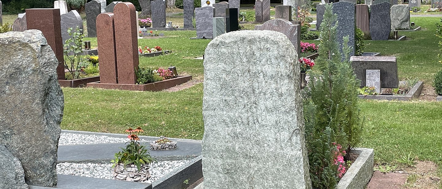 rückwärtige Ansicht von Grabsteinen auf dem Nieder-Eschbacher Friedhof