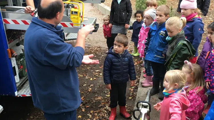 Das Foto zeigt KiTakinder beim erkunden eines THW Fahrzeuges.
