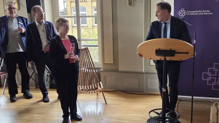 Der Polizeipräsident steht rechts hinter einem Redepult, die Pfarrerin links von ihm.