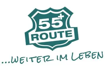 Grünes Zeichen mit Aufschrift 55+, Route und Weiter im Leben