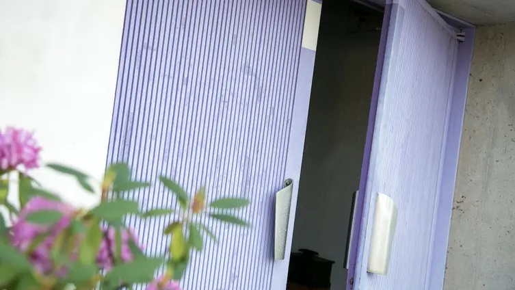 Links vorne ist Blumenschmuck