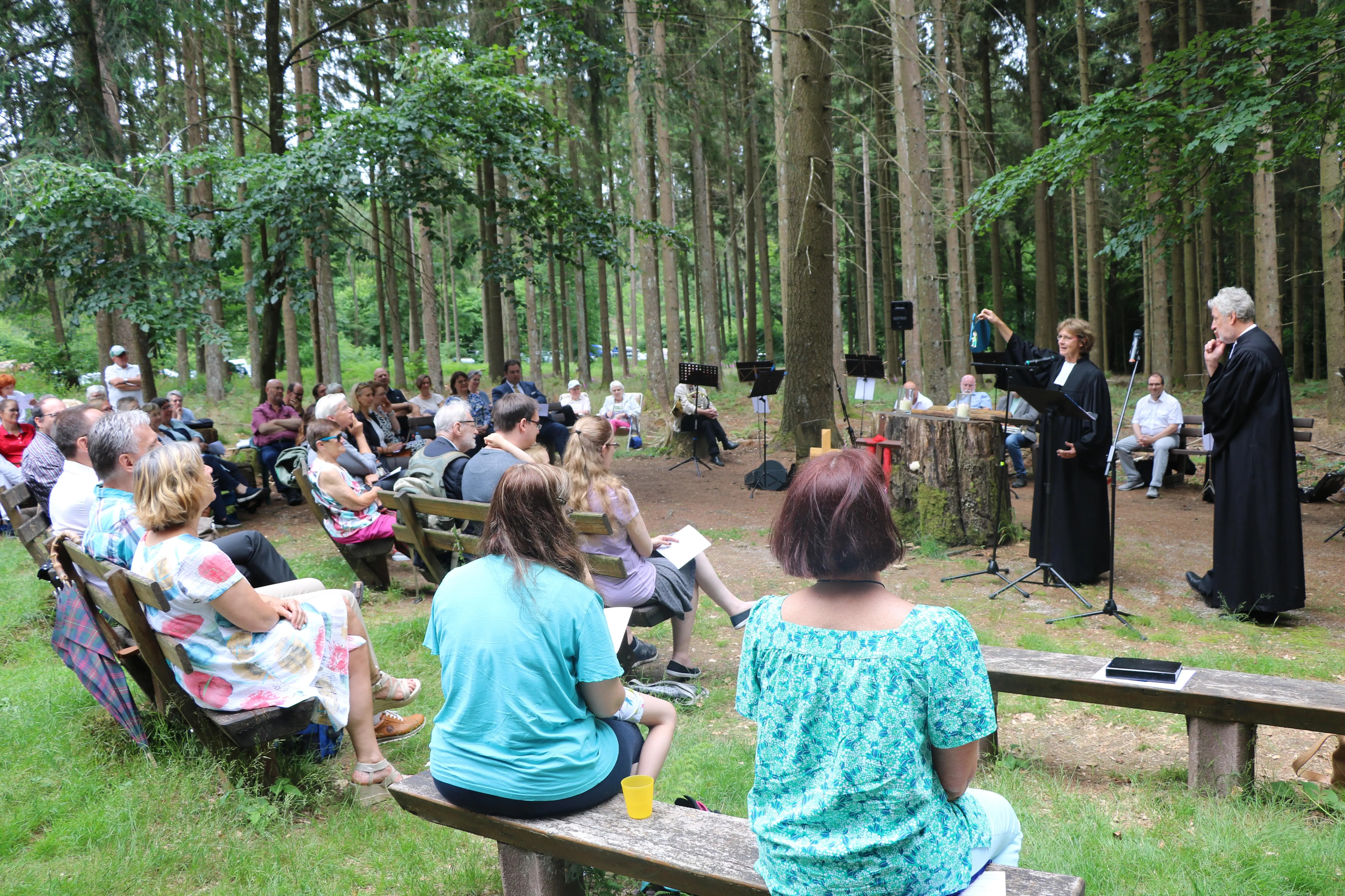 Gottesdienst zur Verabschiedung des Pfarrerehepaars Gengenbach am Glaskopf. Zu sehen sind die Besucher des Gottesdienstestnchor