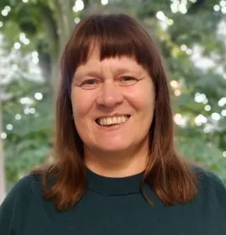 Frau mit braunen Haaren