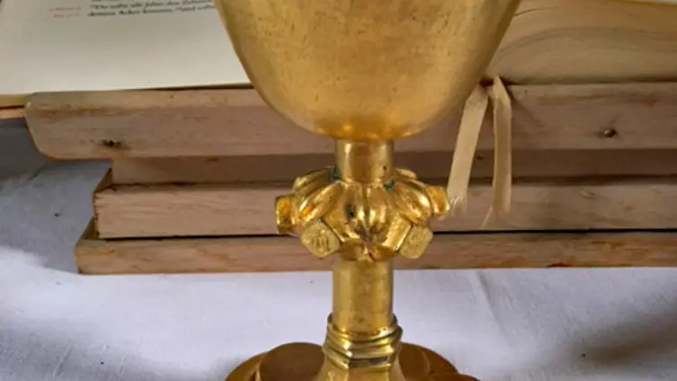 Vergoldeter gotischer Abendmahlkelch mit sechspassförmigem Fuß in der evangelischen Kirche Köppern. Darüber kurz unter dem Trinkgefäß ein Knauf mit sechs rautenförmigen Feldern ringsum, die jeweils einen Buchstaben des Namens J(h)esus tragen. Auf der Unterseite des blütenförmigen Fußes steht:  Conrad Lorey • Viceschuldheis zu Keppern • curavit expoliri •Anno 1597 Das bedeutet, Konrad Lorey hat diesen Kelch, der vermutlich mindestens 100 Jahre älter ist, aufarbeiten und wahrscheinlich vergolden lassen.