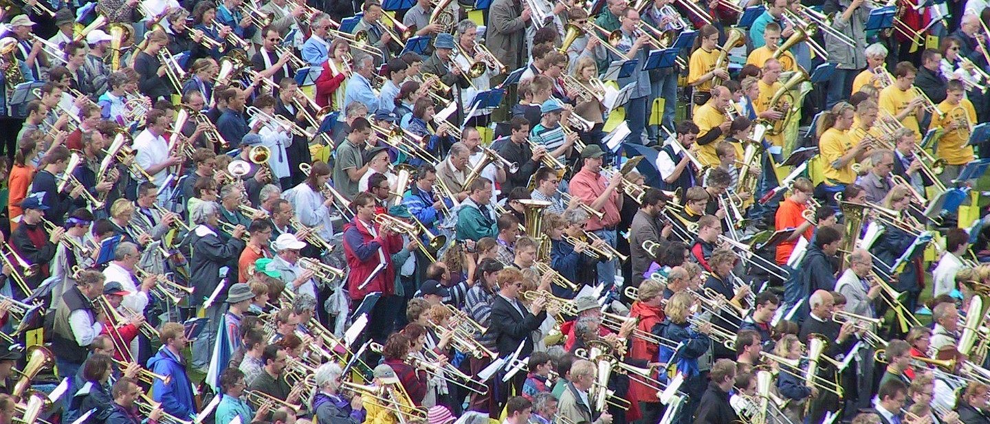 Blick auf Hunderte Posaunenspieler, aufgenommen auf einem Kirchentag