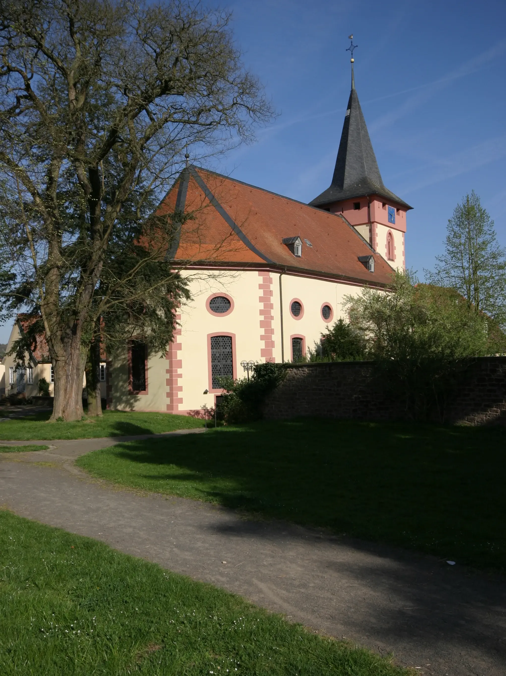 Evangelische Schlosskirche Bad König gelbgestrichene Kirche inmitten eines Parks, von viel Grün umgeben