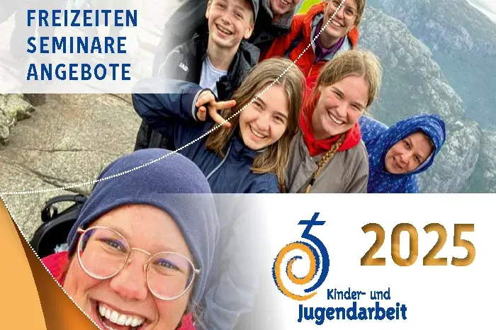 Lachende Kinder mit Betreuenden in der Freizeit