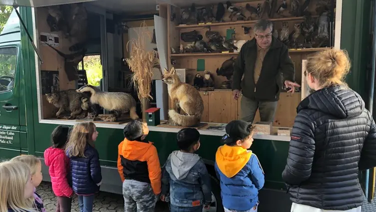 Die Eisbärenkinder dürfen den Försterwagen in Augenschein nehmen und erkunden!