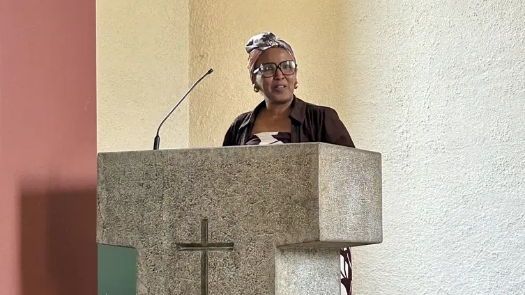 Gastrednerin Halima Gutale spricht von der Kanzel mit Kopfbedeckung