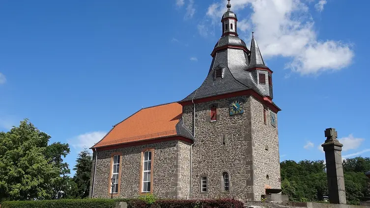 Evangelische Kirche von Nonnenroth mit der charakteristischen Bruchsteinfassade
