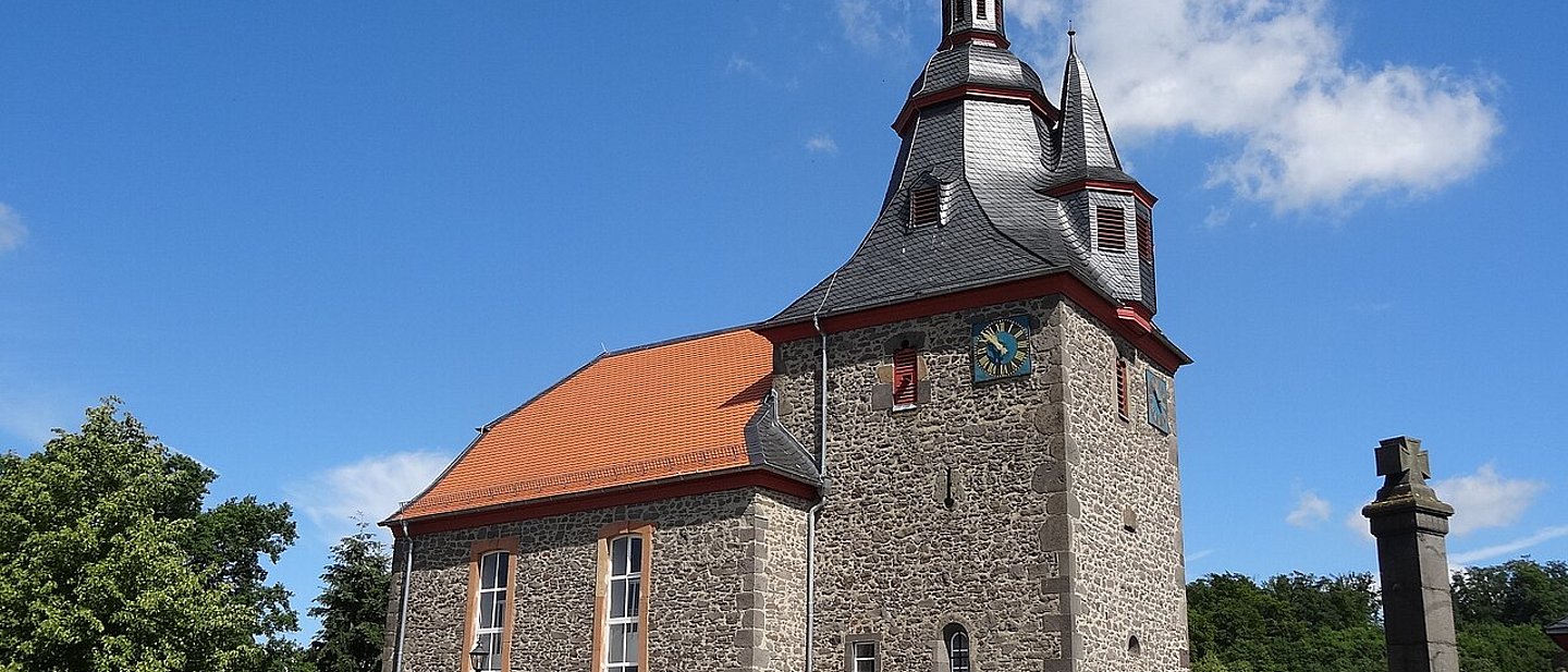 Evangelische Kirche von Nonnenroth mit der charakteristischen Bruchsteinfassade