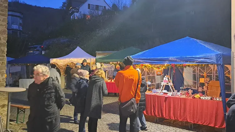 Das Foto zeigt Impressionen des Adventsmarktes rund um die Markuskirche am 1. Advent 2024 und die anschließende Lichterandacht.