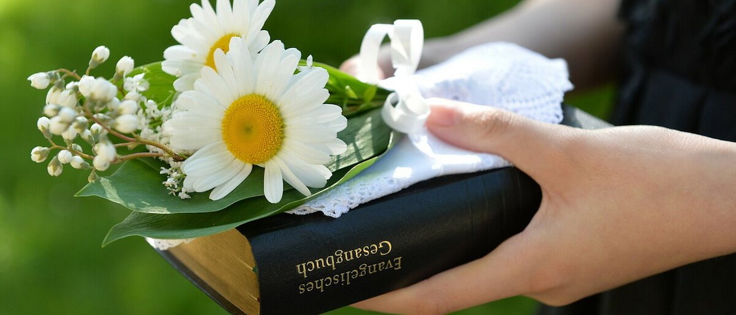 Konfirmandin mit Gesangbuch