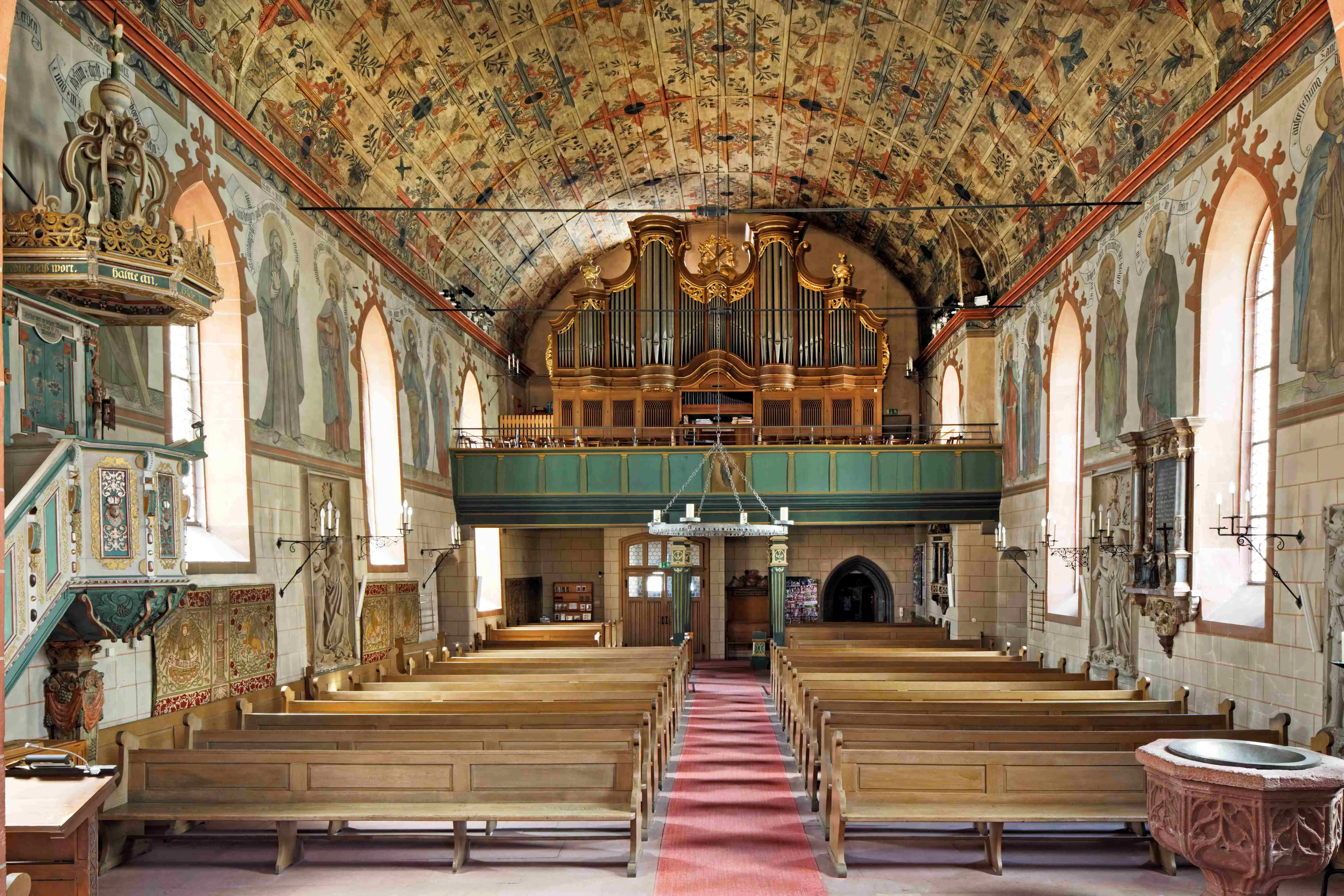 Blick aus dem Kirchraum der Johanniskirche Kronberg zur Empore hin