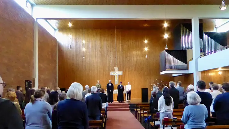 Blick während des Gottesdienstes auf den Altar