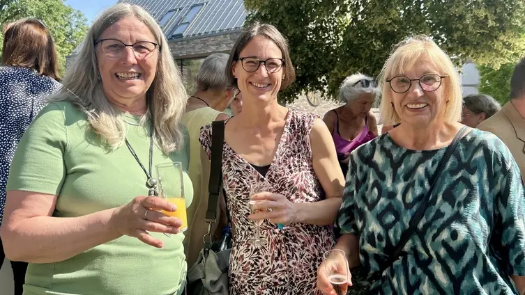 Rahel Horst, Laura Hinder, Karin Diehl stehen nebeneinander, lachen in die Kamera und freuen sich