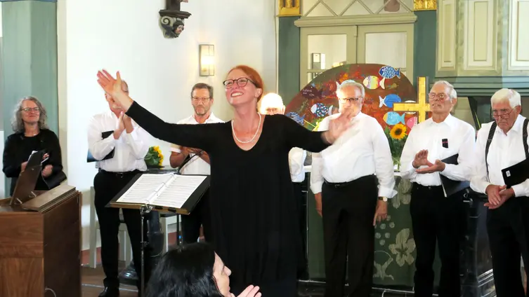 Applaus für Marion E. Bücher-Herbst (Chorleitung)