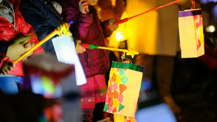 Bunte, selbst gebastelte Laternen auf einem Sankt Martinsumzug