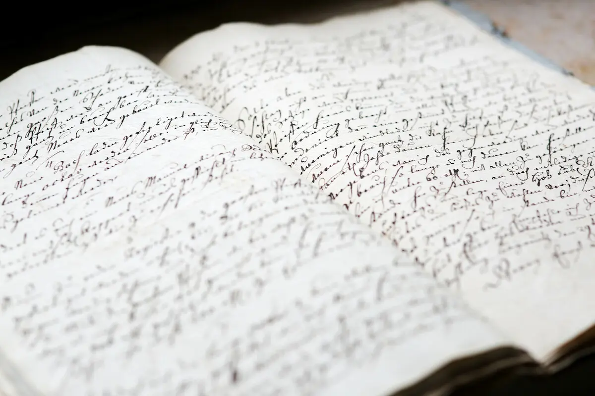 aufgeschlagenes Buch mit alter Schrift