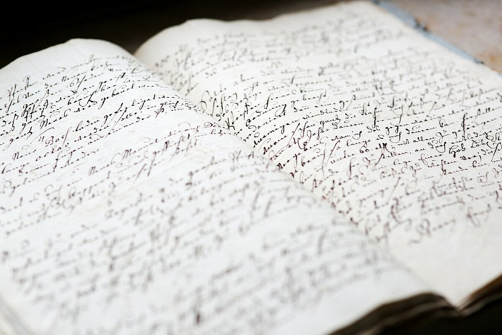 aufgeschlagenes Buch mit alter Schrift