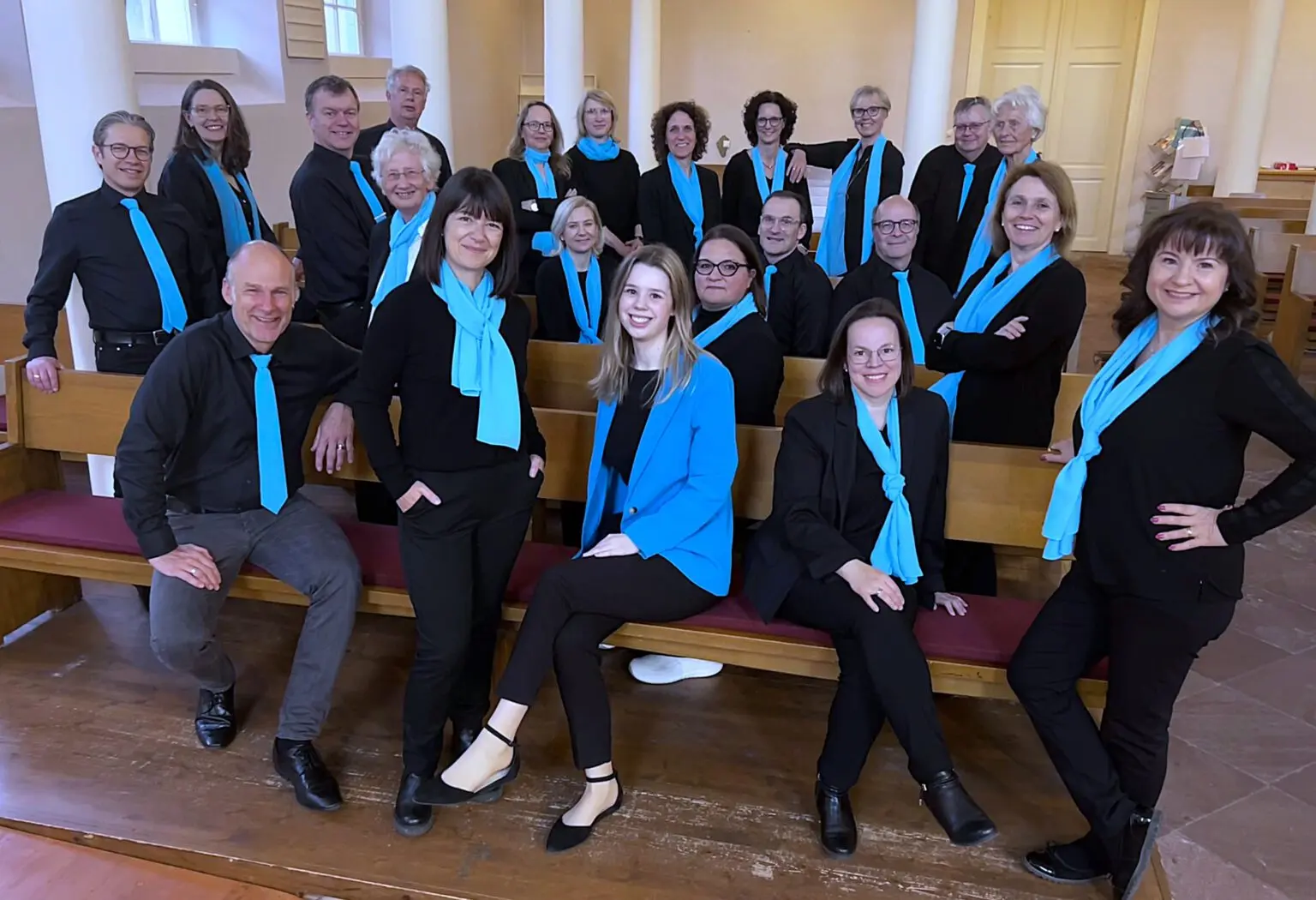 Gruppenbild des Kirchenchors "LaChorale" in der evangelischen Kirche Friedrichsdorf.