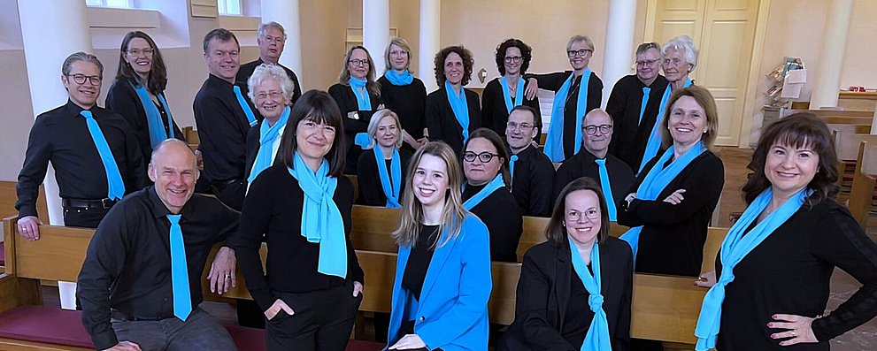 Gruppenbild des Kirchenchors "LaChorale" in der evangelischen Kirche Friedrichsdorf.
