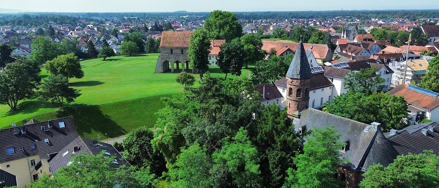 Ev. Kirche Lorsch mit Blick aufs Klostergelände