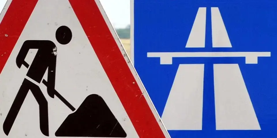 Das Foto zeigt zwei Verkehrsschilder: Achtung Baustelle! Und Hinweisschild Autobahn
