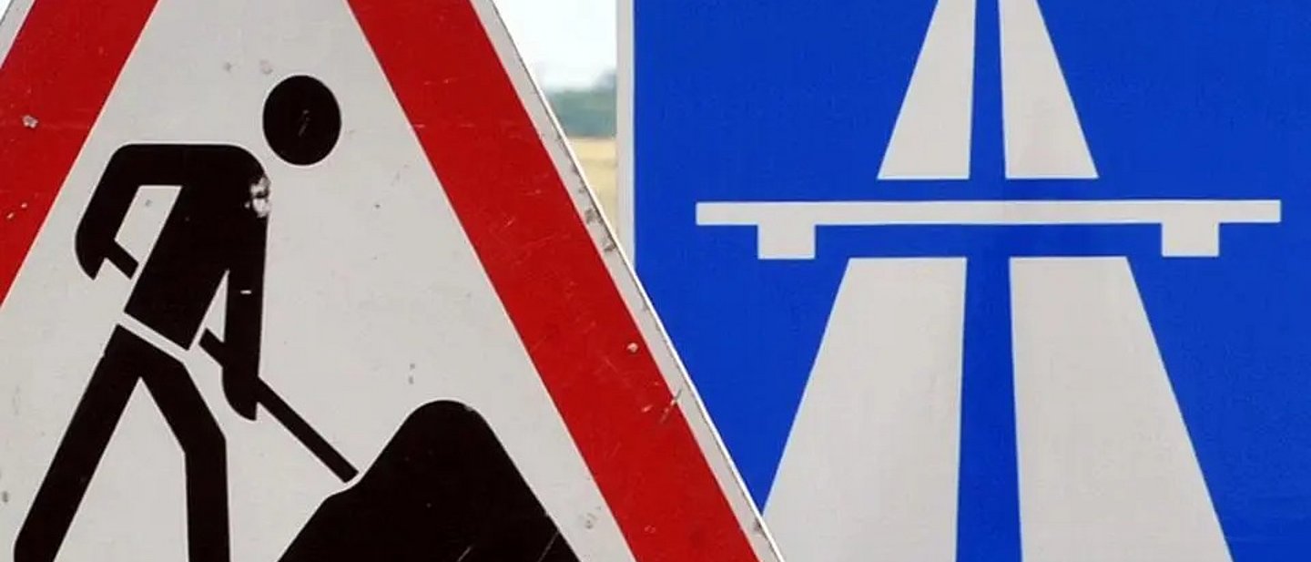 Das Foto zeigt zwei Verkehrsschilder: Achtung Baustelle! Und Hinweisschild Autobahn
