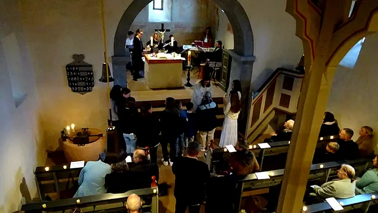 Das Foto zeigt die sehr gut besuchte Kirche in Rai-Breitenbach am Ostermorgen.