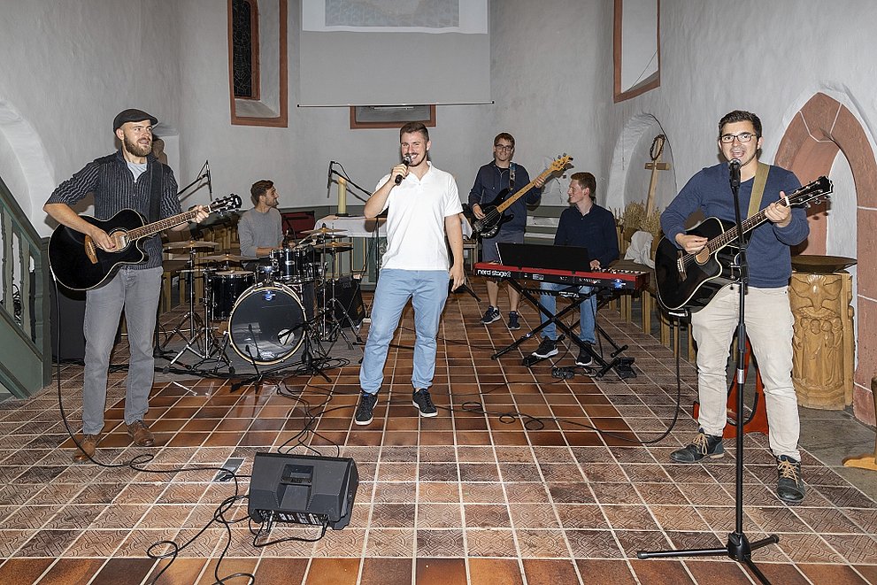 Gemeindeband Cornerstone im Altarraum der Ev. Kirche Neukirch