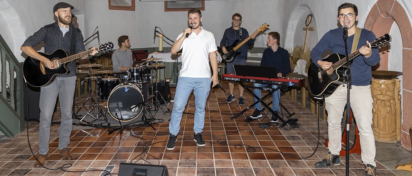 Gemeindeband Cornerstone im Altarraum der Ev. Kirche Neukirch
