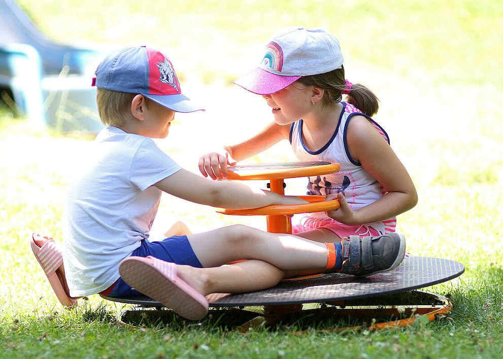 Garten der KiTa mit Kletter- und Spielgeräten