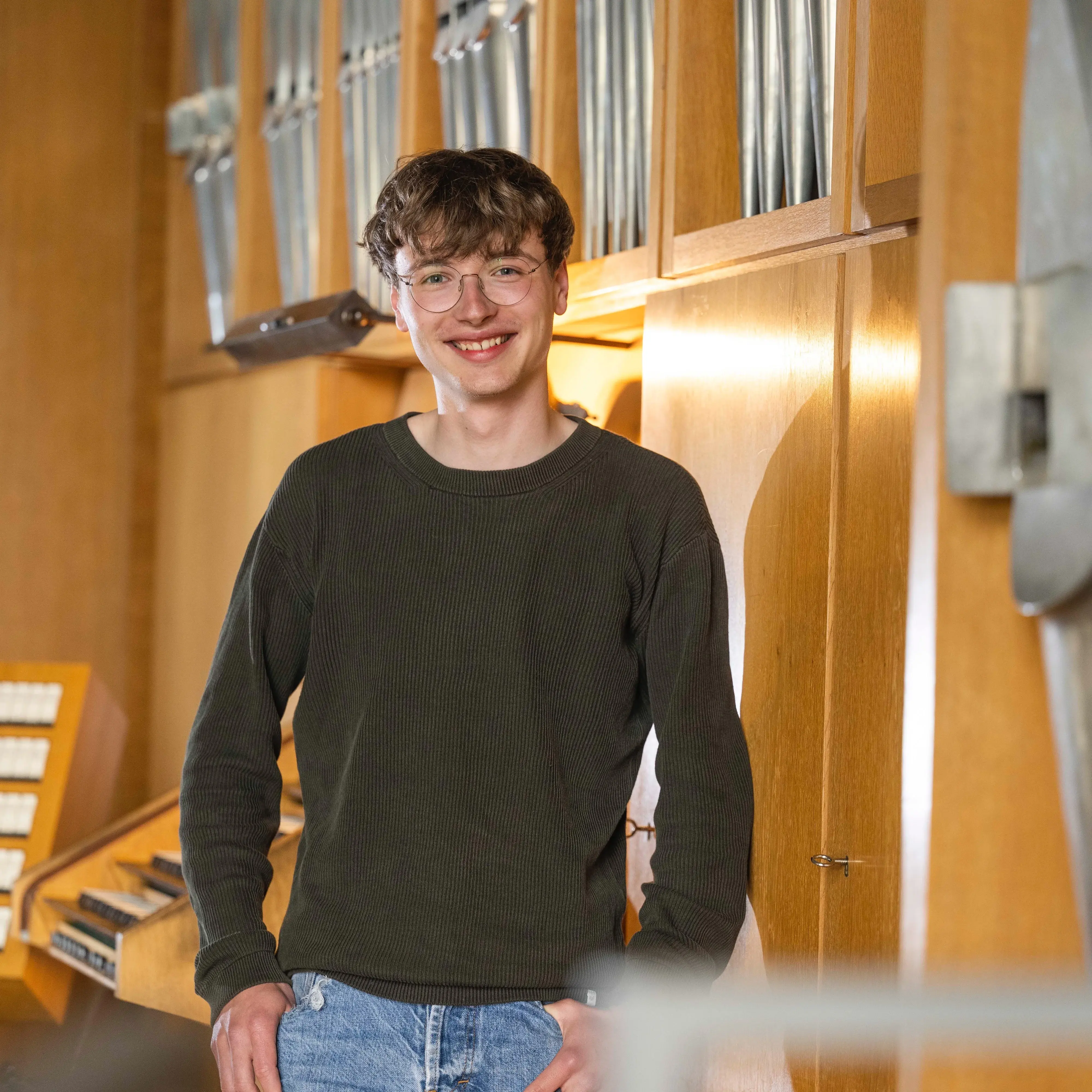 Finn Krug vor einer Kirchenorgel